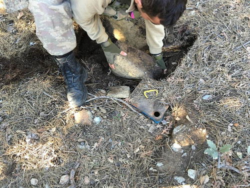 Hatay'da, PKK'nin faaliyetlerini onlemek amaciyla yapilan operasyonlar kapsaminda PKK'ya ait yerin altina gomulen cok sayida gida malzemesi ele gecirildi.
