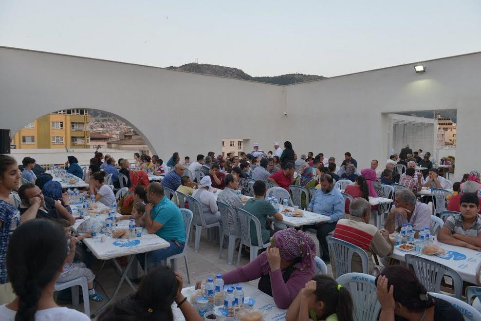 Antakya Belediyesi Çorba Evi iftar yemeği ikram etmeye devam ediyor
