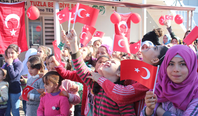 türk-bayrağı-çocuklar