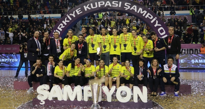 Şampiyon Fenerbahçe kupasını aldı