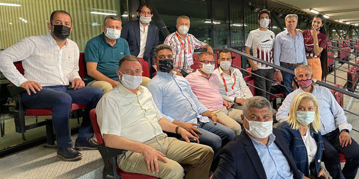 Atakaş Hatayspor yönetimi de takımlarını tirübünden destek verdi